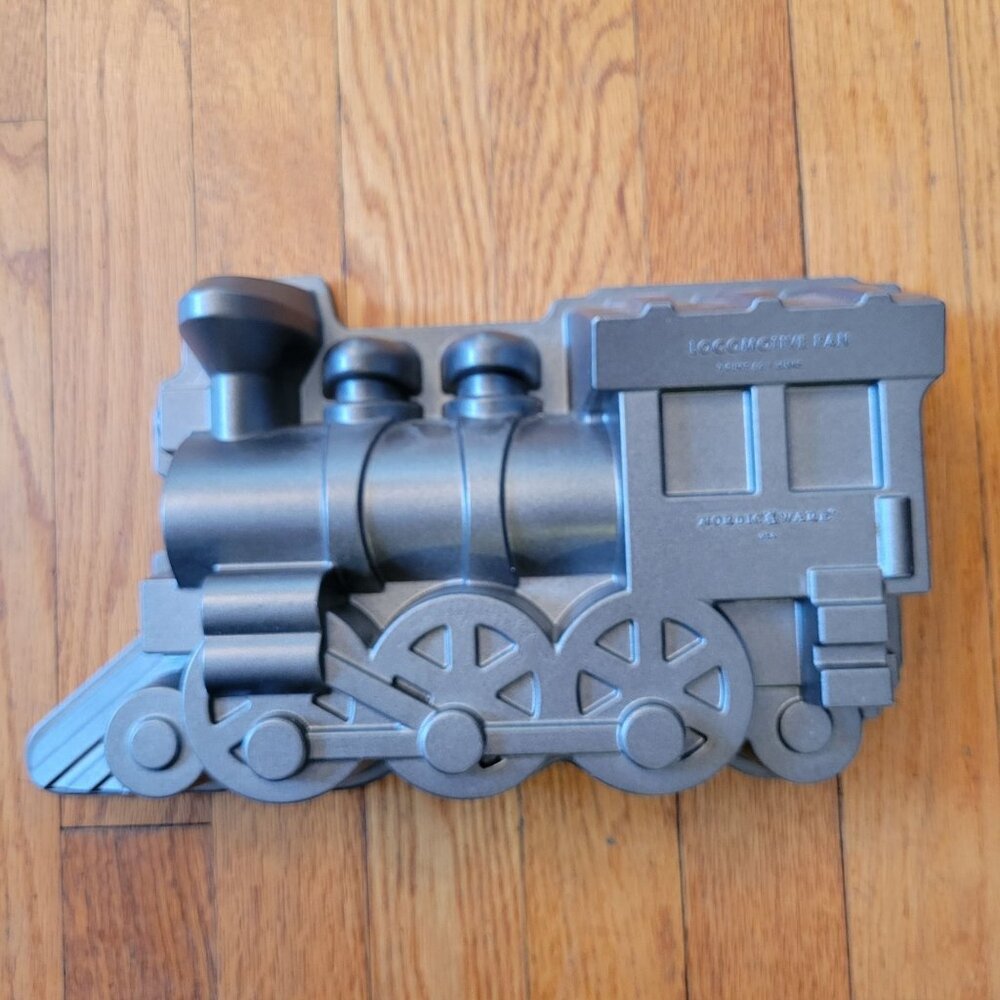 Locomotive Train Cake Pan Nordic Ware 9 Cup Capacity Baking Birthday‎ Holiday